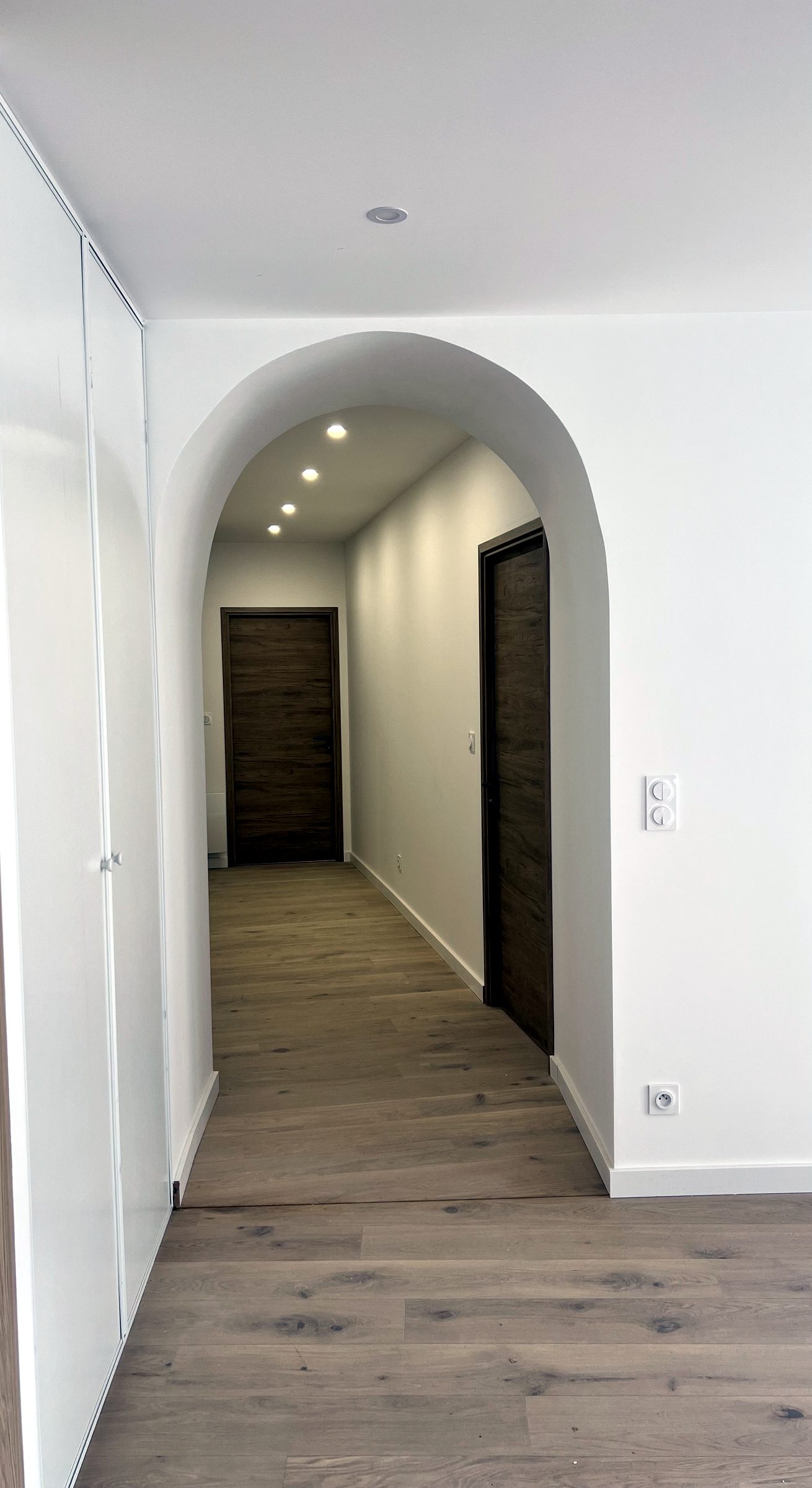 Couloir en arche distribuant les chambres