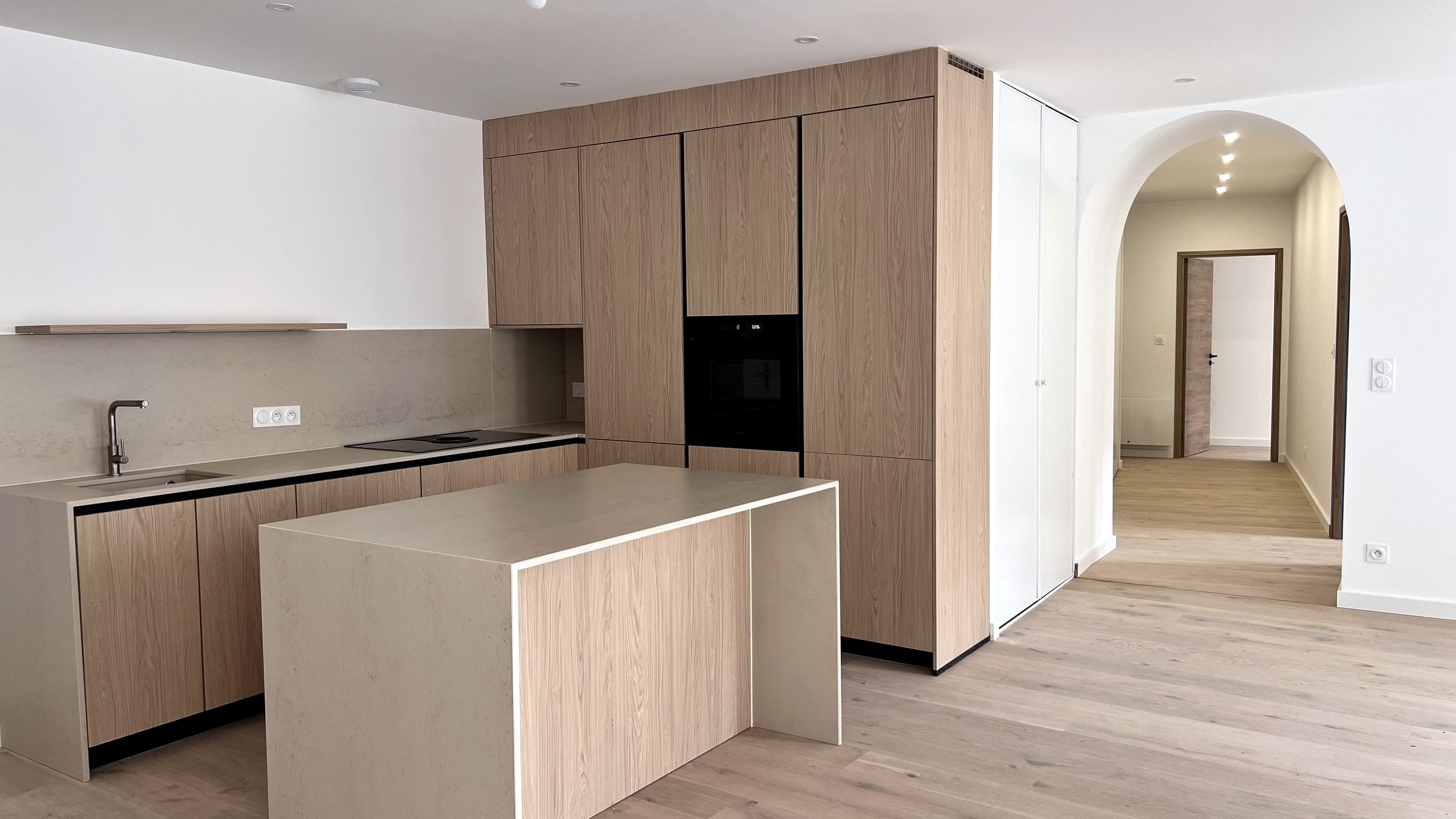 Cuisine en chêne clair avec îlot, appartement DG17 à Voiron