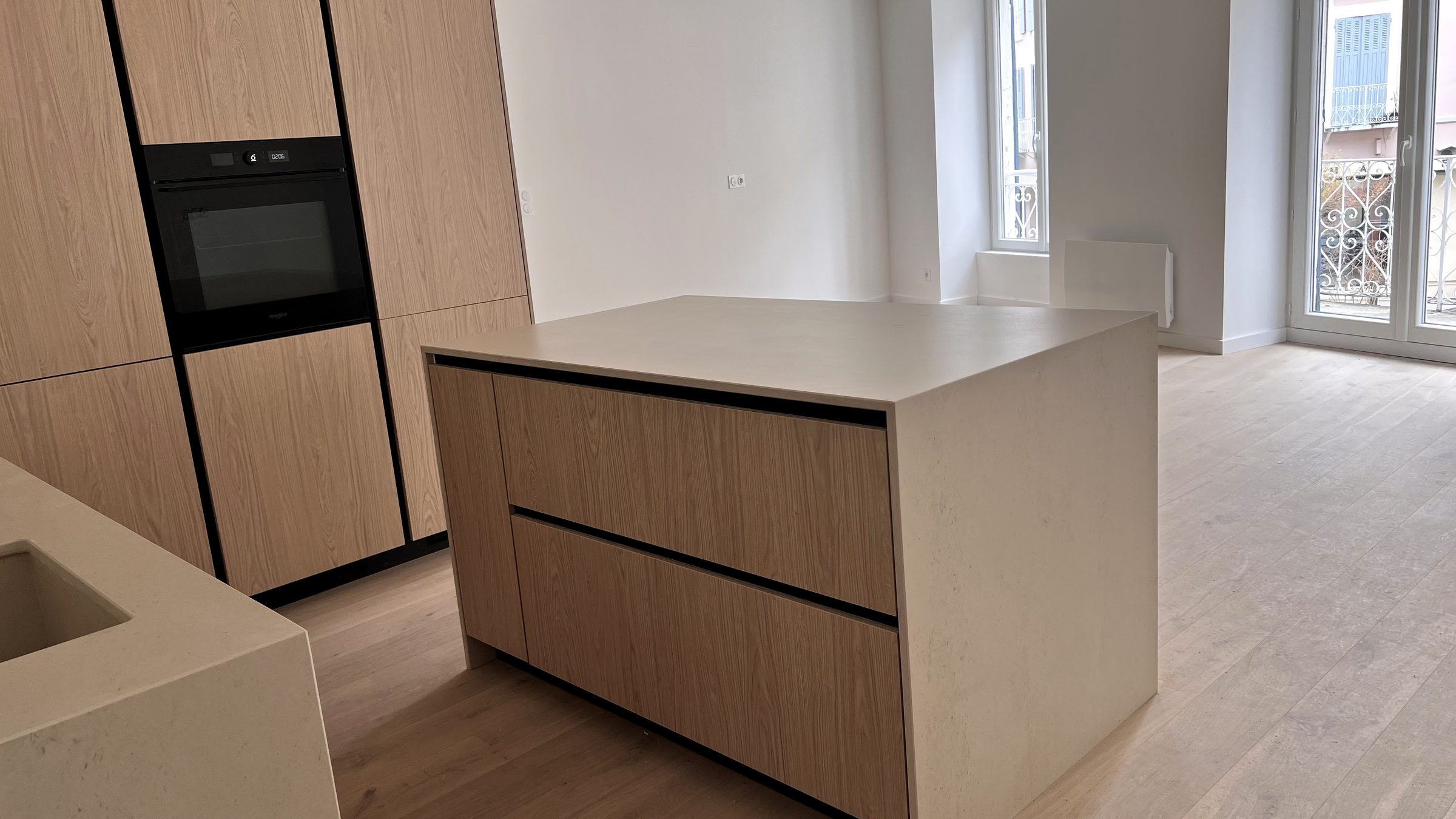 Détail de l'îlot de cuisine et des colonnes en chêne