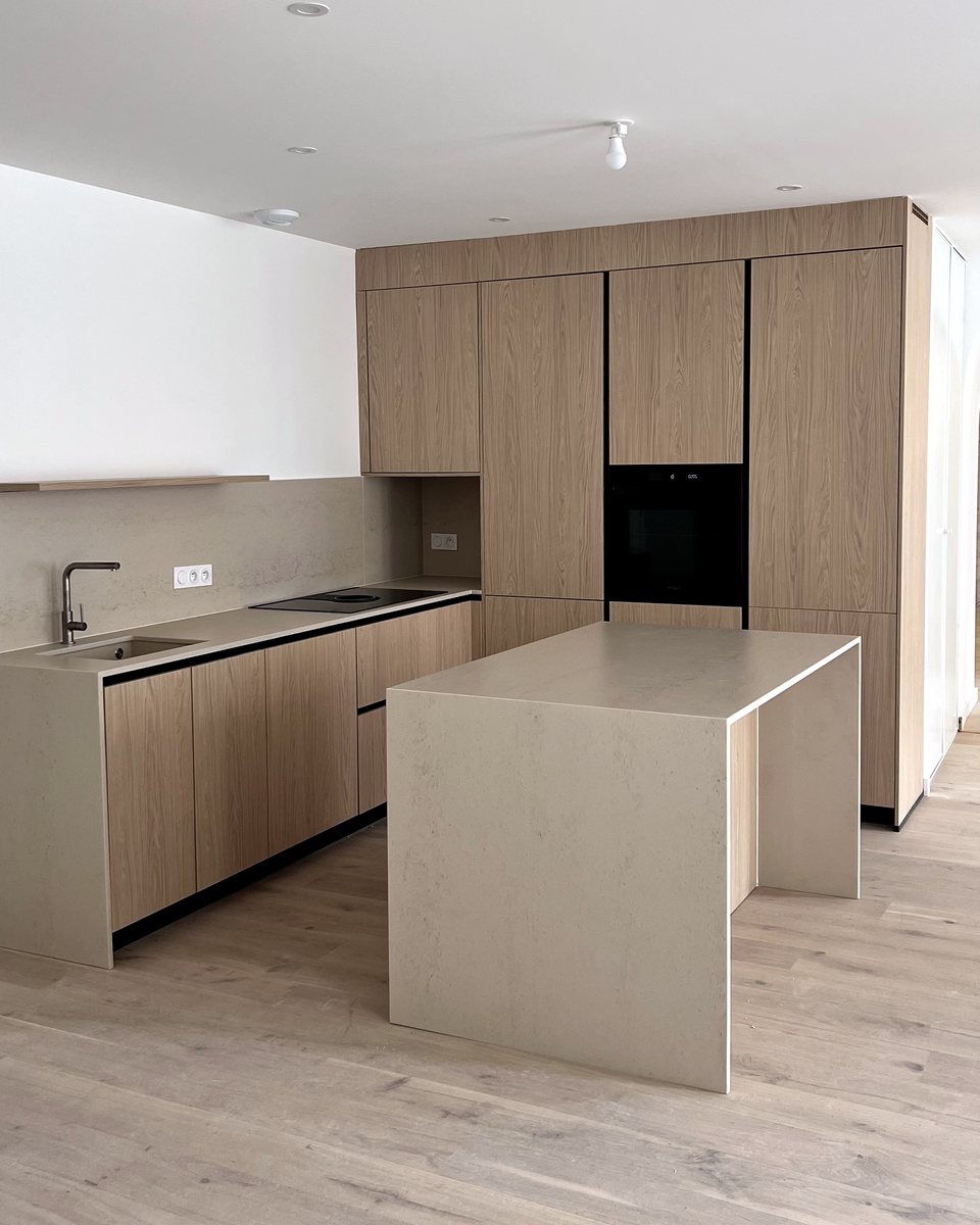 Cuisine en chêne clair avec îlot, appartement DG17 à Voiron